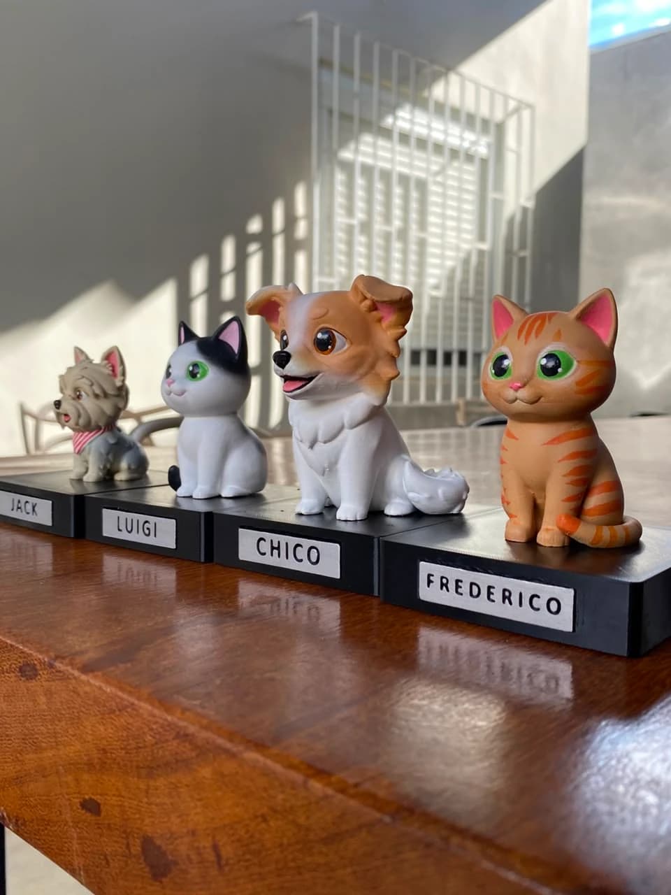 As quatro miniaturas de Jack, Luigi, Chico e Frederico alinhadas sobre suas bases com nome