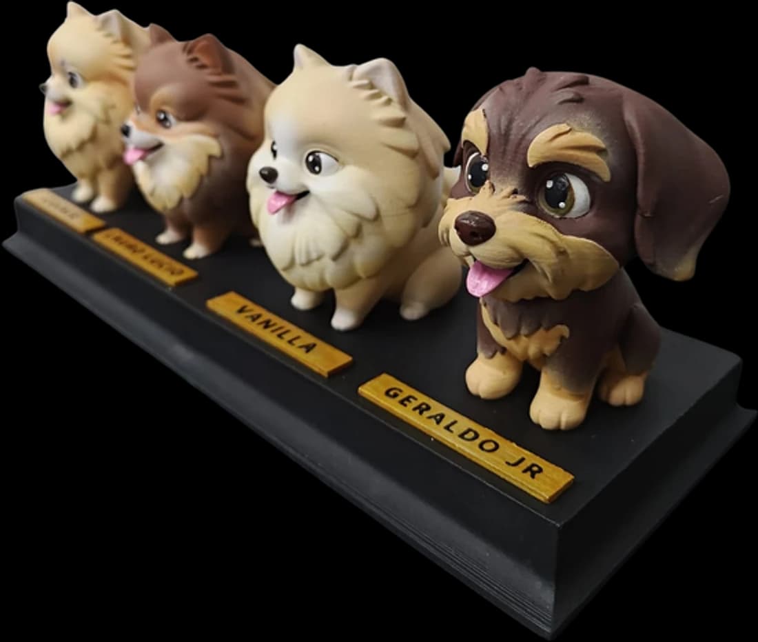 Quatro pets modelados sobre uma única base alongada, cada um com sua plaquinha dourada