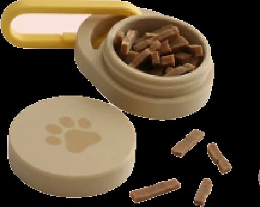 Snack Go Lina: porta-petiscos redondo cor creme aberto, com petiscos dentro, tampa com patinha em relevo e mosquetão